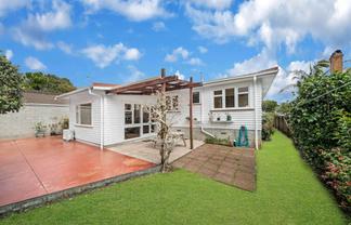 16 Huntingtree Avenue, Sandringham