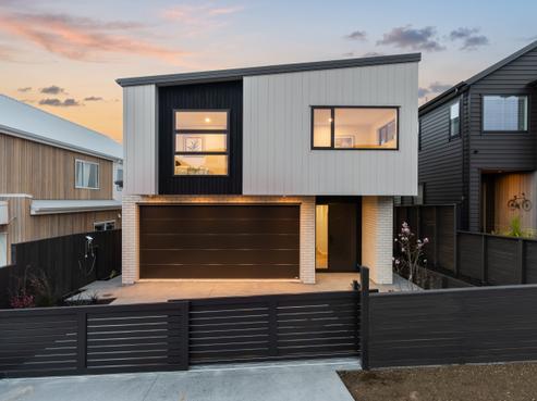 15 Pakirikiri Street, Long Bay