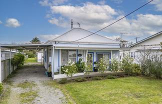 200 High Street South, Carterton