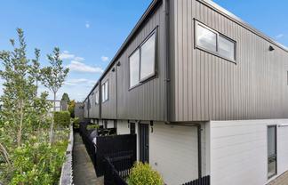 4/2 Stokes Avenue, Te Atatu Peninsula