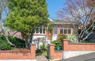 32 Garfield Avenue, Roslyn
