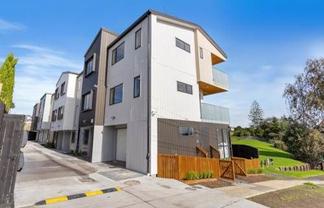 8/61 Clayburn Road, Glen Eden