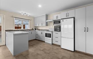 4 Curling Crescent, Onekawa