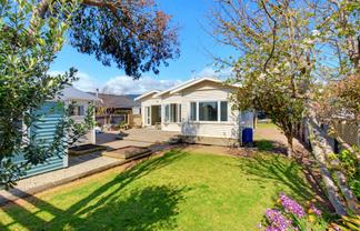 6 Adrian Grove, Waikanae Beach