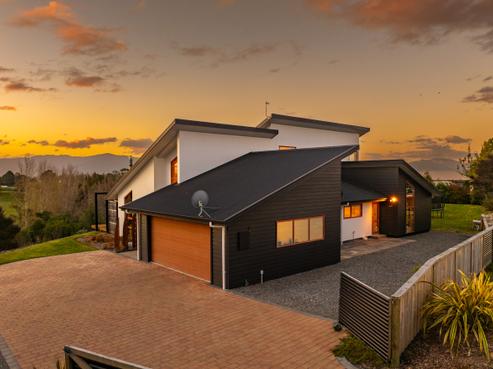 66 Fairbourne Drive, Fairhall