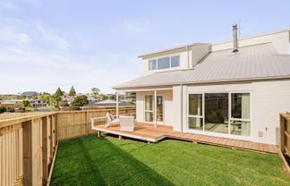 20b Mahoe Street, Matua
