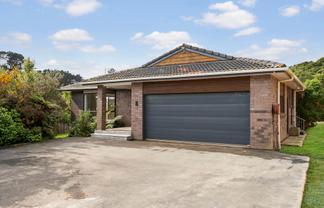 8 Bushland Grove, Paparangi