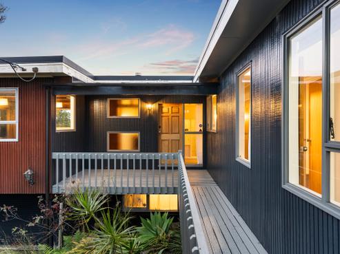 101 Sunset Road, Totara Vale