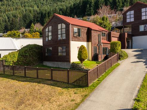 5A Arawata Terrace, Fernhill/Sunshine Bay