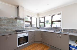 21 Florence Avenue, Roslyn