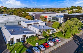 Road front in Northcote