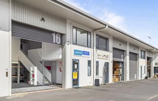 North-facing office/warehouse unit