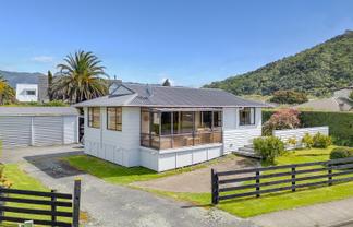 8 Beach Road, Waikawa