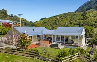 8 and 8a Angle Street, Picton