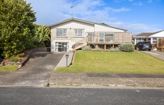 4 Binda Place, Botany Downs