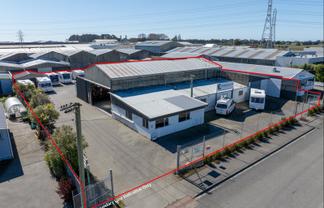 Versatile workshop with profile and yard