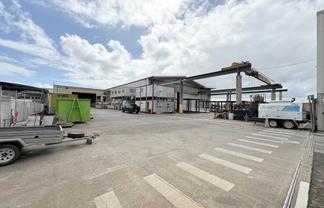 HIGH STUD WAREHOUSE WITH LARGE YARD FOR LEASE
