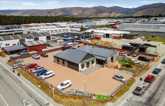 Split-risk investment on a corner-site