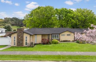 2 Crabb Fields Lane, Riverhead