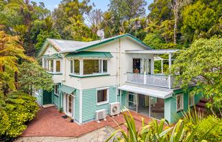 562 Scenic Drive, Waiatarua
