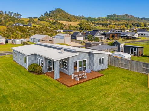 8 Navigation Drive, Cooks Beach