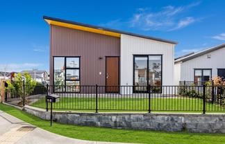 16 Taiororua Avenue, Massey