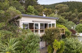 8 Bayview Road, Charteris Bay