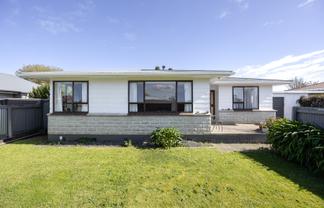 2A Read Crescent, Clive