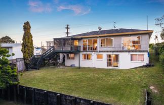 585 East Coast Road, Browns Bay