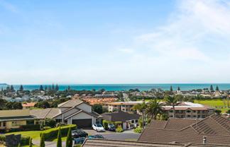 6 The Ritz, Orewa