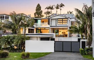 12 Beach Road, Castor Bay