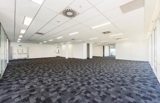 Modern Highbrook Office | 303 m2