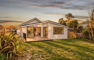 124 Apu Crescent, Lyall Bay