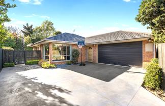 104A Hills Road, Edgeware