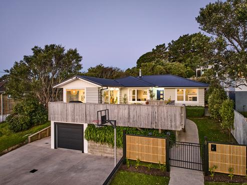 8 Beazley Avenue, Paparangi