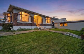 290 Gore Street, Bluff