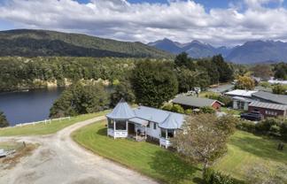 48 View Street, Manapouri