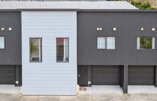 2/105 Knighton Road, Hillcrest