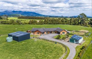 1484 Egmont Road, Egmont Village