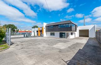 Road Frontage High Stud + Secure Yard