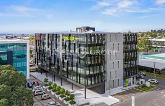 HIGH-END GREENLANE OFFICE WITH PREMIUM AMENITIES