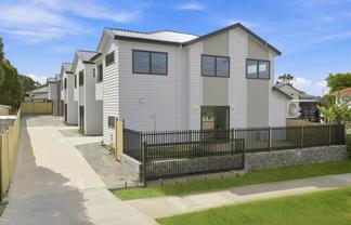 Units 1-3/48 Roberts Road, Te Atatu South