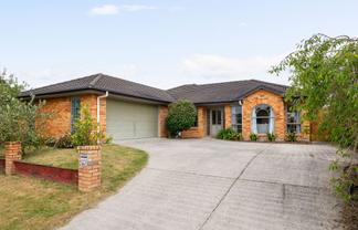 99 Barrington Drive, Huntington