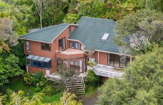 416 Scenic Drive, Waiatarua