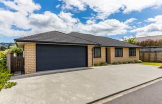 64 Sunstone Crescent, Brown Owl