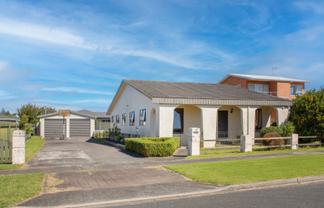 15 Pemberton Crescent, Greerton