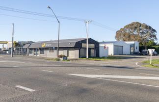 Workshop, showroom and corner site