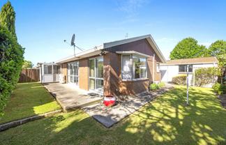 2/53 Ambleside Drive, Burnside